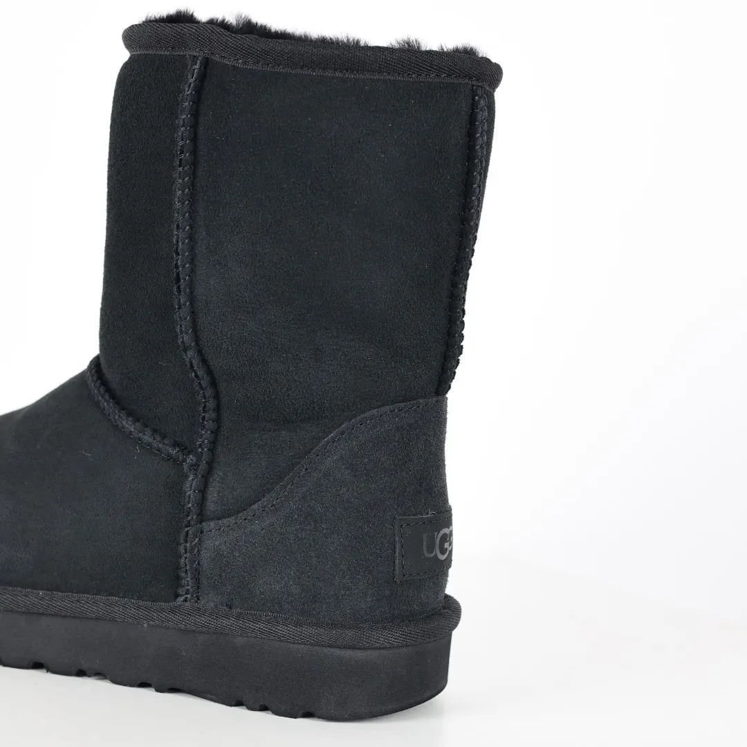 Pick up locally 💰600 Core recommended good price Cashmere insoles are a very suitable choice for keeping warm in winter and at home. In the new year, uug launched a series of styles, which are partially geared towards the preferences of young consumers and have also moved to the forefront of fashion trends. Shoe body material Water-repellent coated suede upper 17mm UGGPURE™ implanted wool insole Lightweight non-slip comfortable rubber outsole With brand LOGO Trademark Comes with a full set of packaging Size: 35 36 37 38 39 40